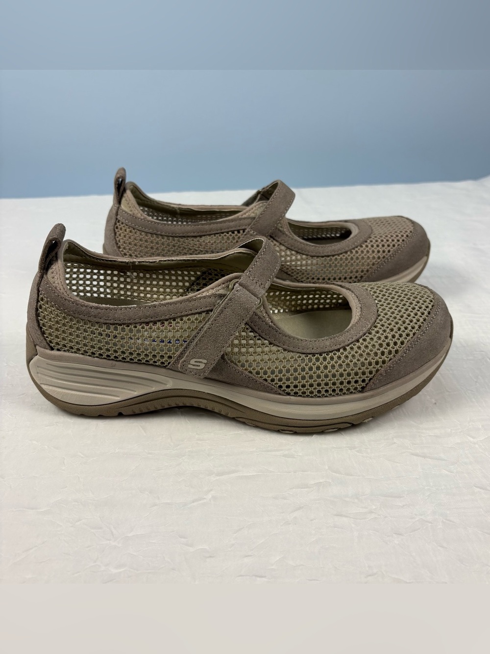 Skechers beige Mesh Mary Jane Flats Women 7.5 Relaxed Fit memory foam gel-infuse